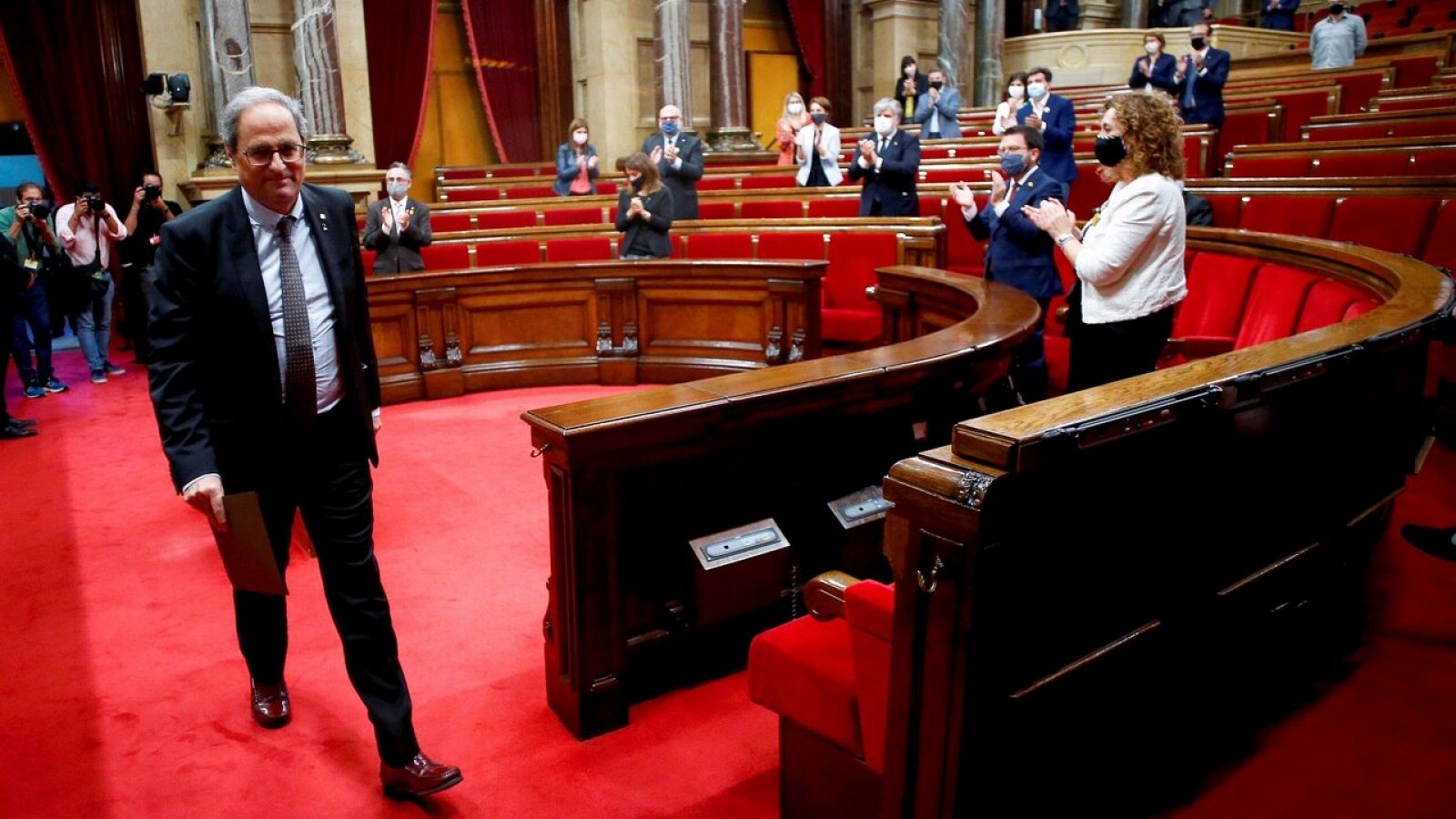 El expresidente de la Generalitat, Quim Torra, abandona el hemiciclo del Parlament tras su intevrención