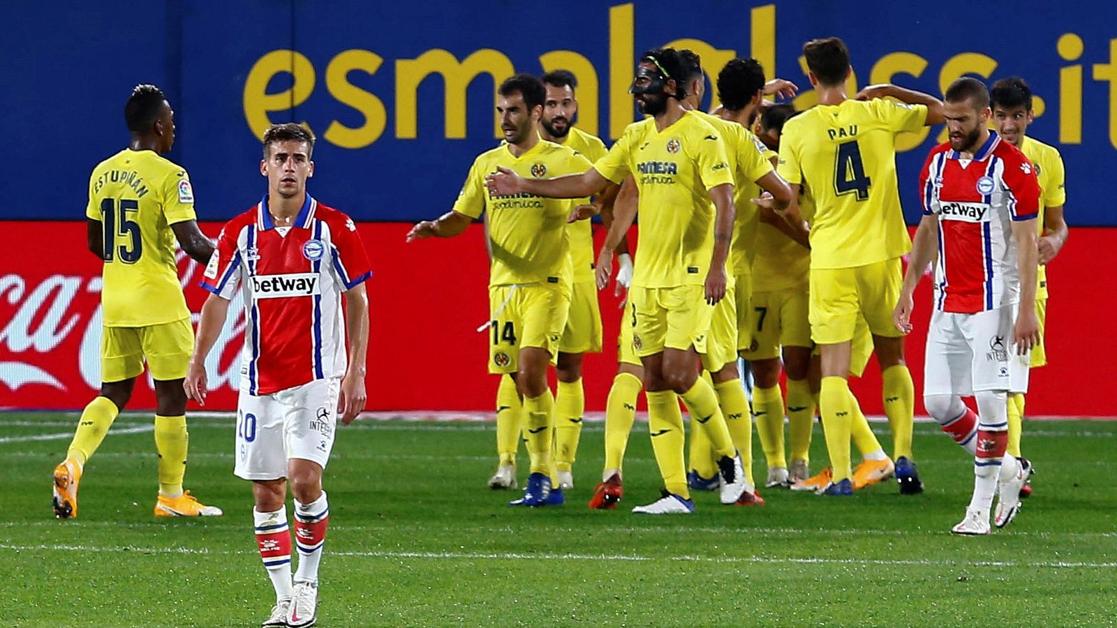 Los jugadores del Villarreal CF celebran el tercer gol del equipo ante el Deportivo Alavés