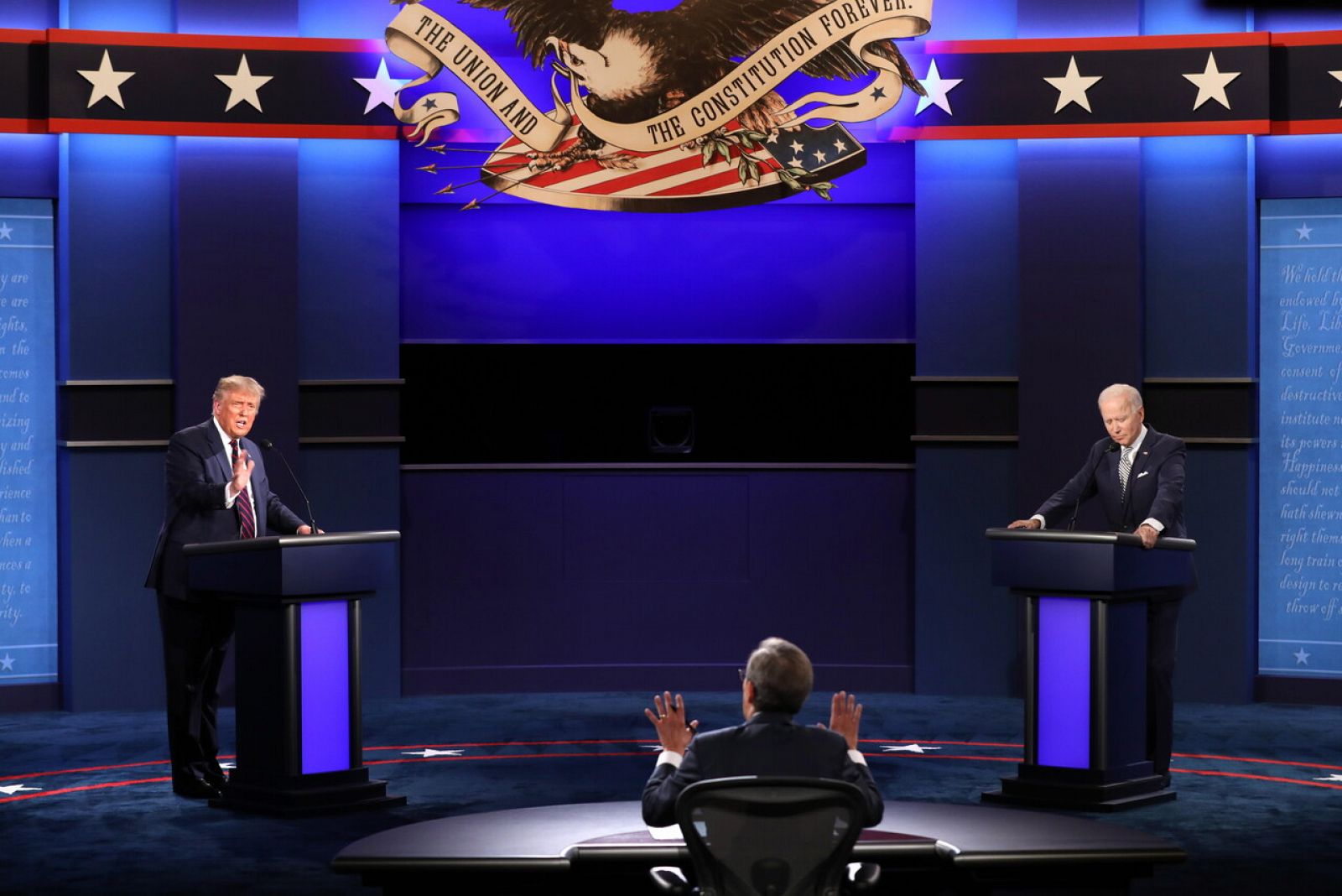 El moderador Chris Wallace intenta evitar que el presidente estadounidense Donald Trump interrumpa al candidato presidencial demócrata Joe Biden durante el primer debate de las elecciones presidenciales de 2020.