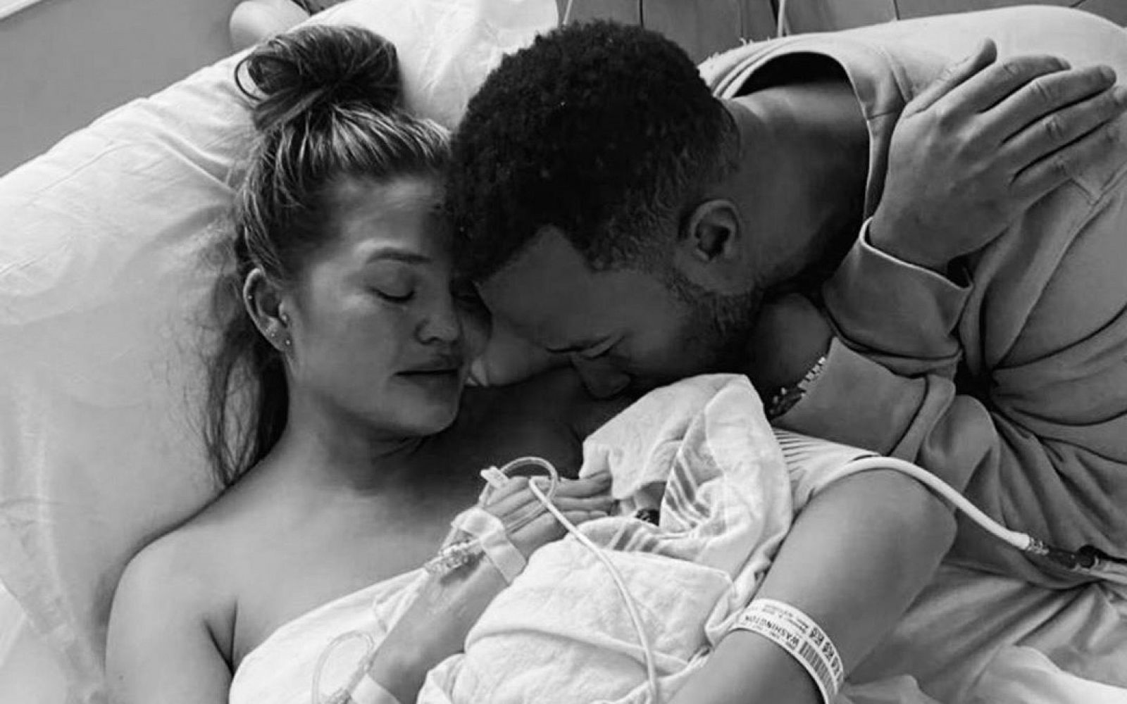John Legend y Chrissy Teigen se despiden de su bebé en el hospital