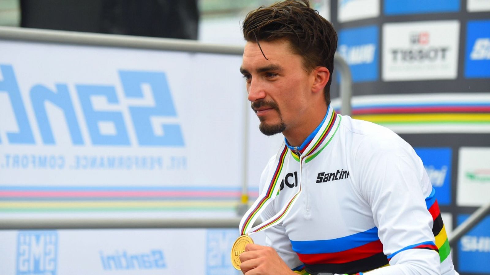 El ciclista francés Julian Alaphilippe posa con la medalla de oro de campeón del mundo en Imola en 2020.