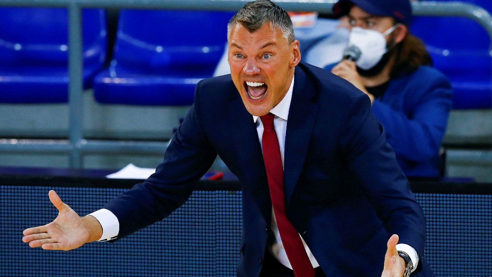 El entrenador del FC  Barcelona de baloncesto, Sarunas Jasikevicius durante un partido de la Liga ACB.