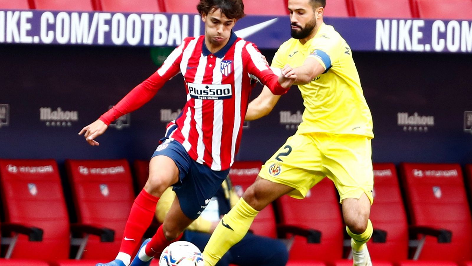 Joao Félix y Mario Gaspar durante el Atlético-Villarreal de la Liga 2020-2021.