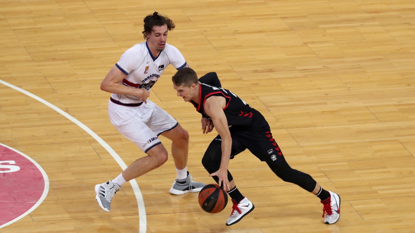 El base sueco del RETAbet Bilbao Basket, Ludde Hakanson (d) intenta superar al ala pivot del Monbus Obradoiro Àlex Suárez