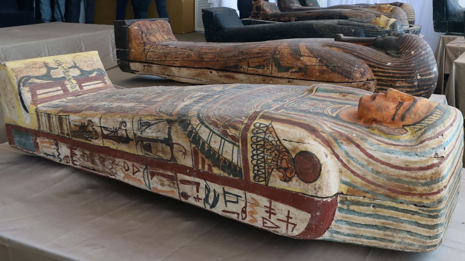 Imagen de varios de los 59 sarcófagos descubiertos en la necrópolis de Saqqara, Egipto. 