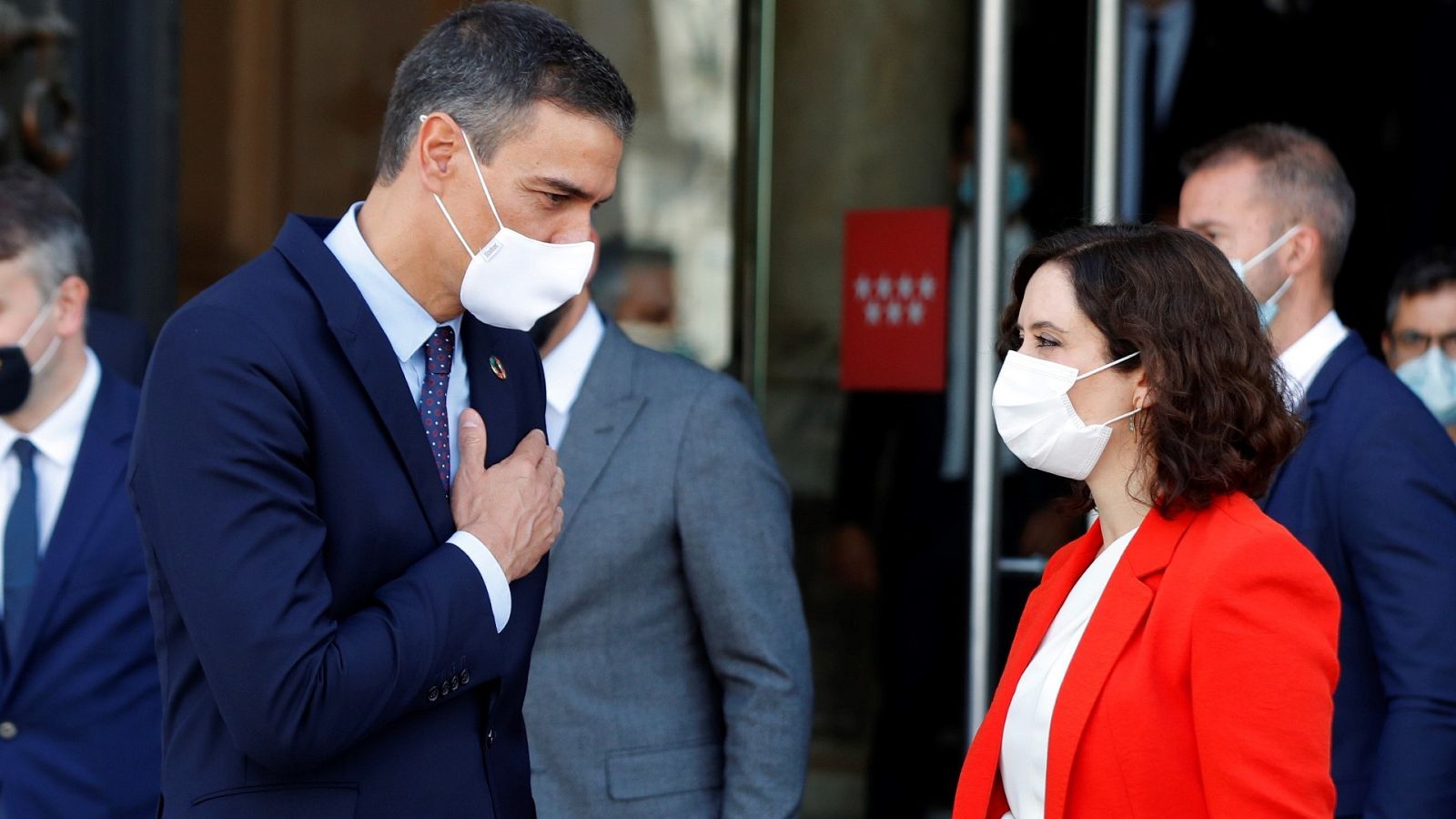 Ayuso critica a Sánchez de tener una estrategia para infundir el miedo Pedro Sánchez e Isabel Díaz Ayuso, durante el encuentro que mantuvieron en la Puerta del Sol.