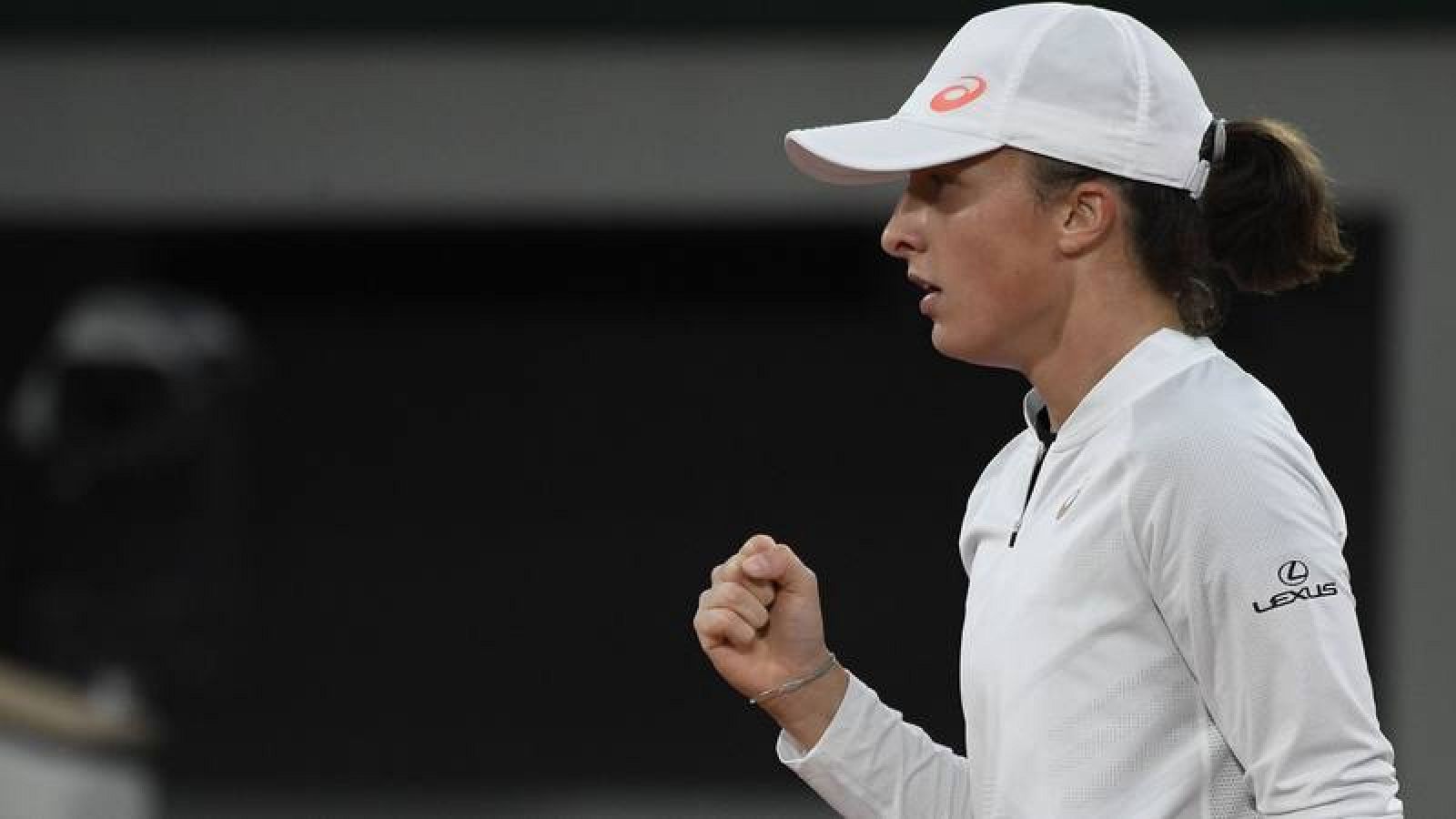 La tenista polaca Iwa Swiatek celebra un punto en su partido ante Simona Halep en octavos de final en Roland Garros.