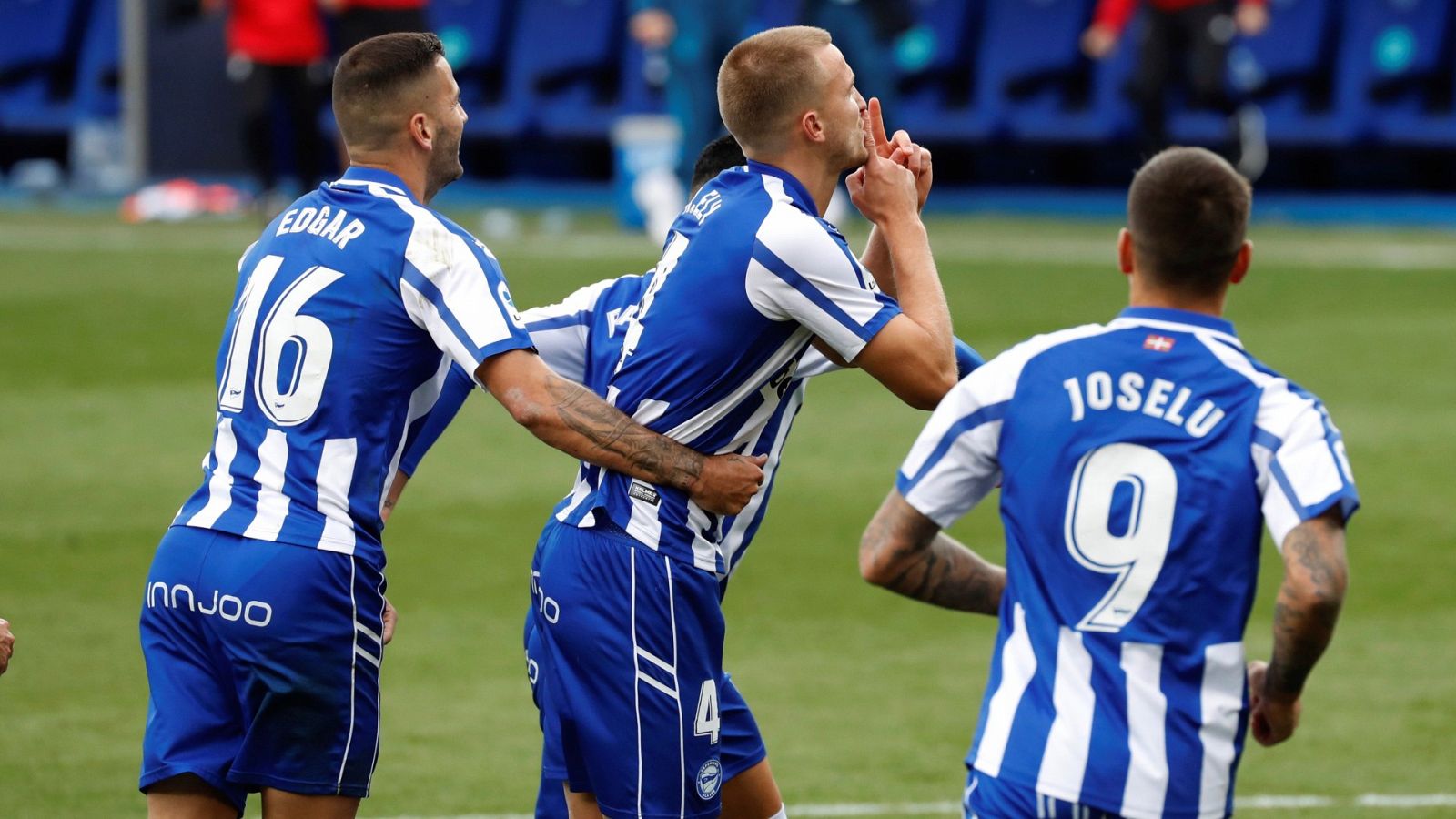 El brasileño del Deportivo Alavés Rodrigo Elt (c), celebra con sus compañeros el 1-0