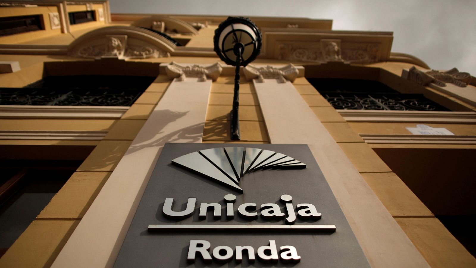 Logotipo de Unicaja en una sucursal en Ronda