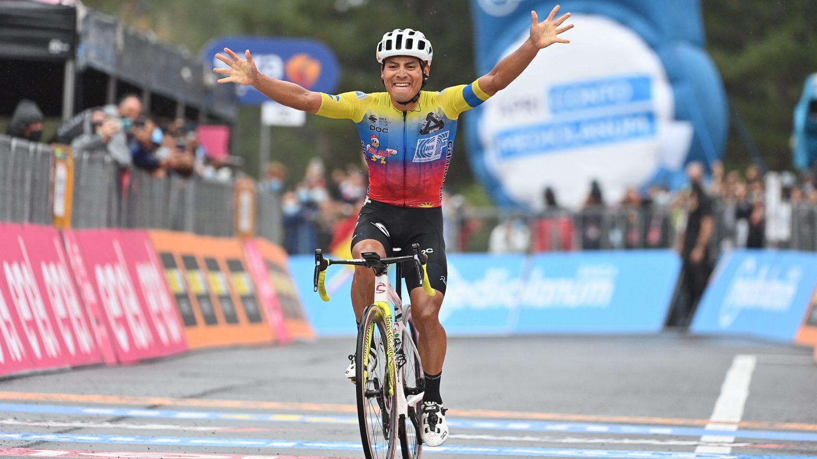 El ecuatoriano Jonathan Caicedo (Education First) se impone en la tercera etapa del Giro de Italia.