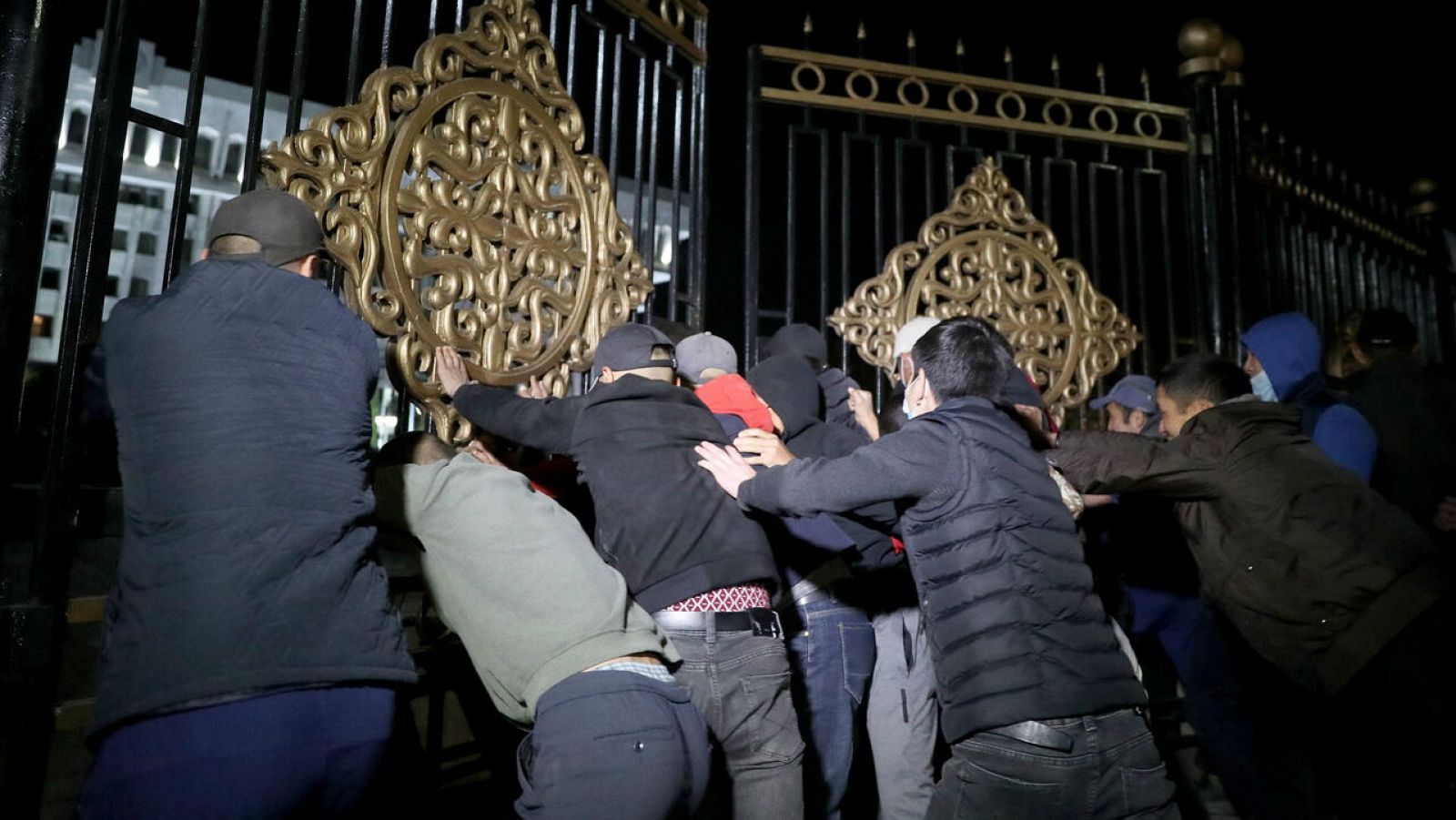 Manifestantes de la oposición contra los resultados de las elecciones parlamentarias asaltan las puertas de la Casa de Gobierno en el centro de Bishkek, Kirguistán.