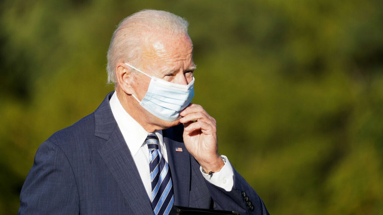 El candidato presidencial demócrata de Estados Unidos, Joe Biden, se ajusta la mascarilla durante una parada de campaña en Gettysburg, Pensilvania, Estados Unidos.