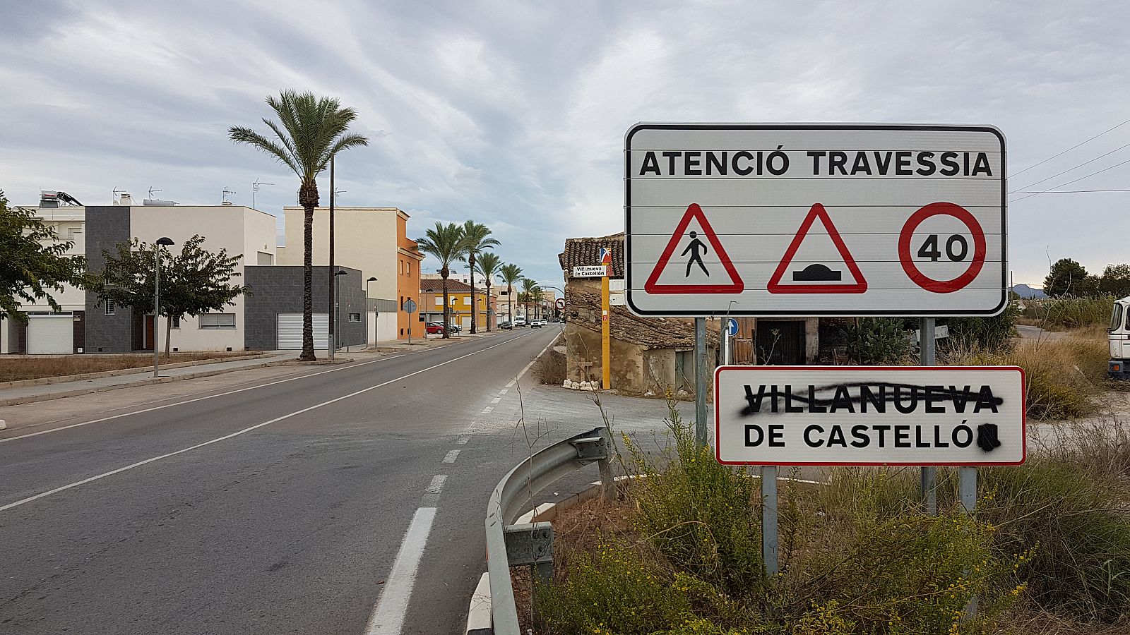 Cartel tachado de Villanueva de Castellón que revela el conflicto existente por el topónimo de la localidad valenciana