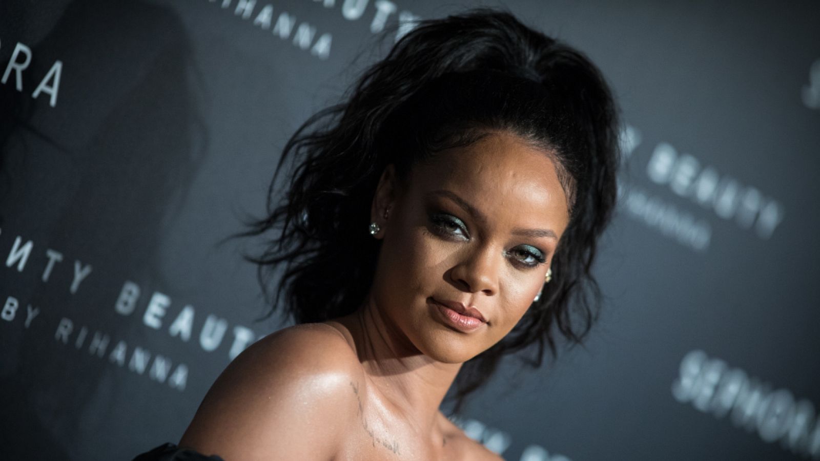  Rihanna se disculpa por usar canciones con texto islámico