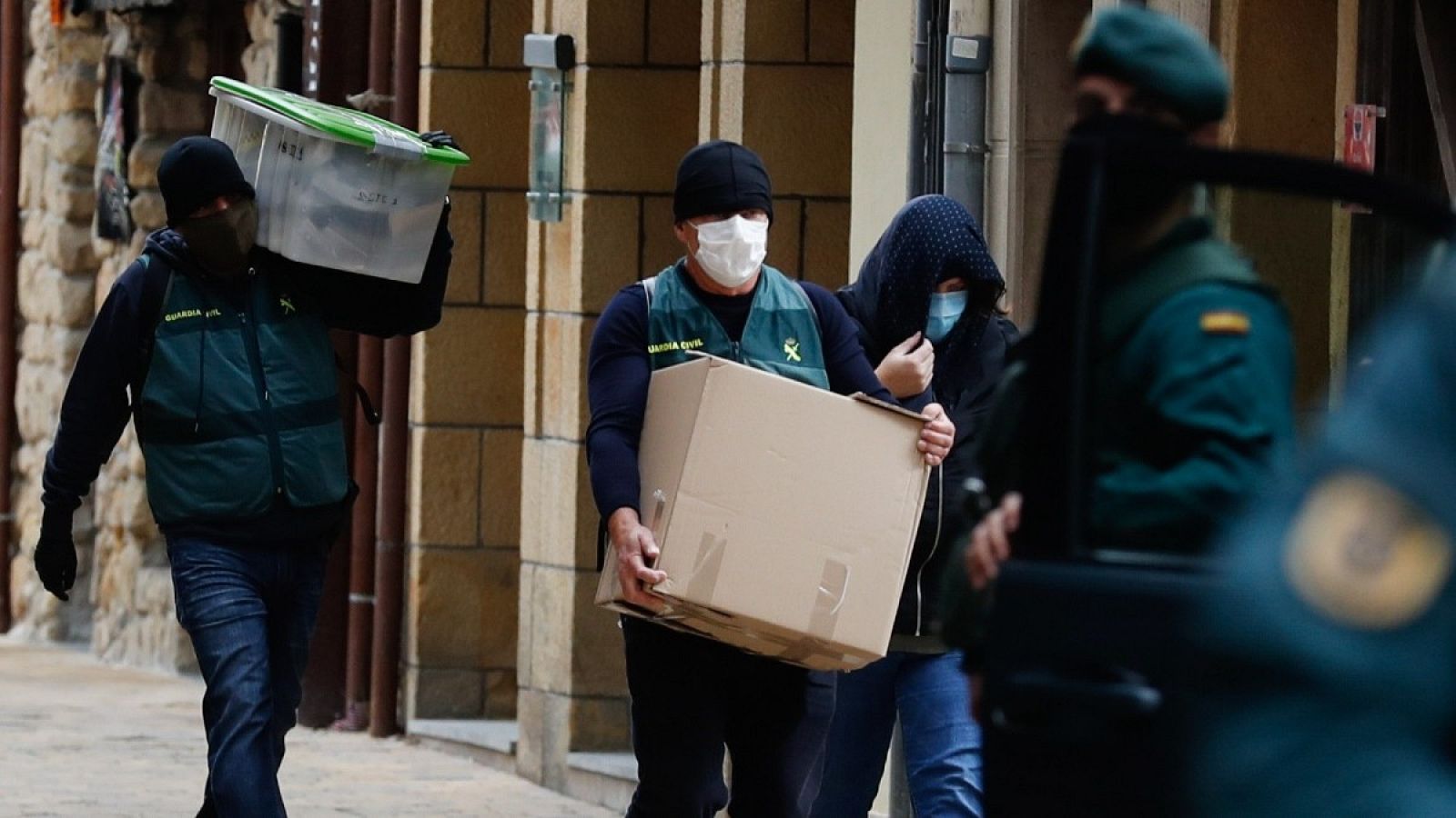 Agentes de la Guardia Civil trasladan material incautado durante la operación llevada a cabo este lunes en Zarautz (Guipuzkoa)