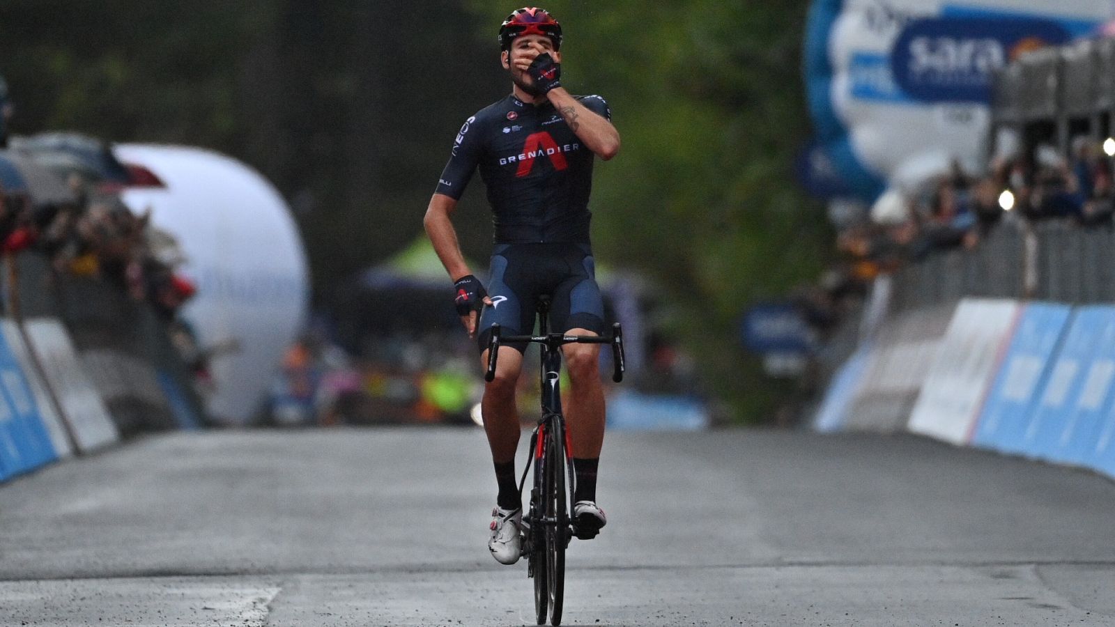 El italiano Filippo Ganna (Ineos) vence con una exhibición de fuerza la quinta etapa del Giro de Italia 2020.