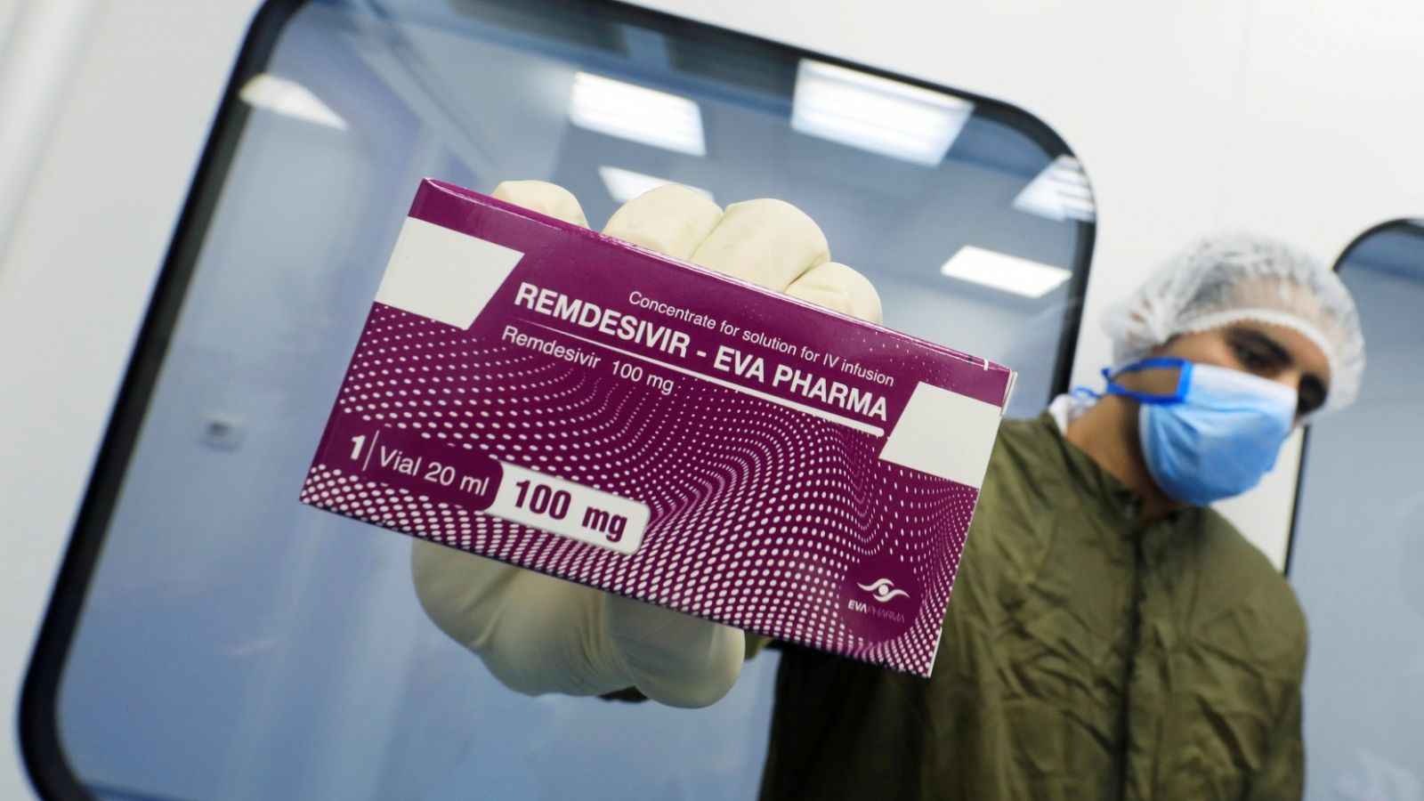 Un sanitario sostiene el fármaco Remdesivir contra el coronavirus