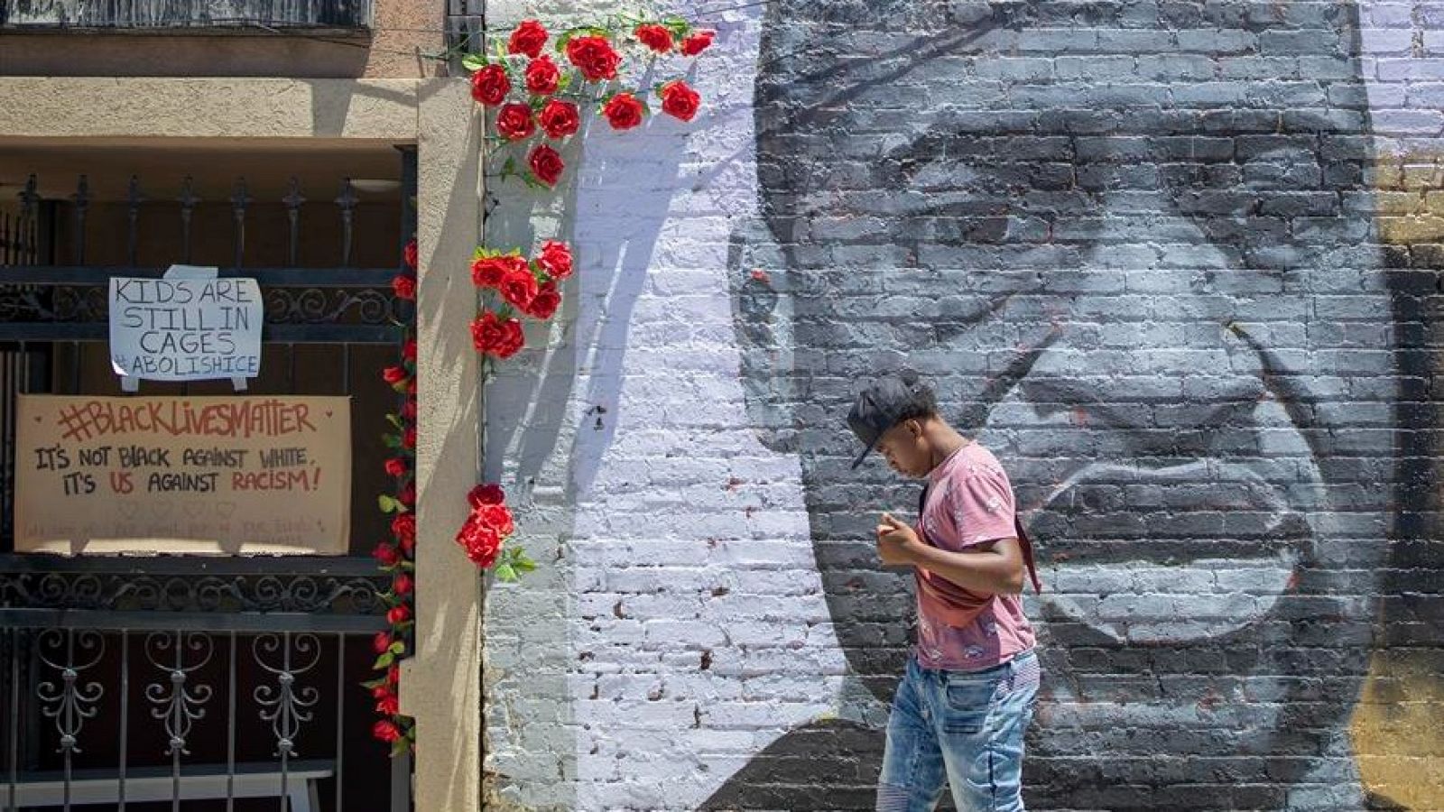 Un hombre pasa ante un mural en homenaje a George Floyd en Atlanta