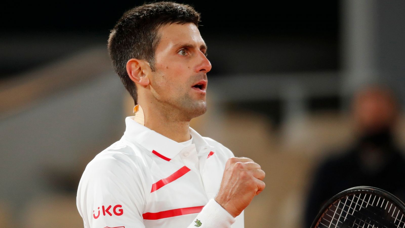 Djokovic celebra su pase a semifinales de Roland Garros.