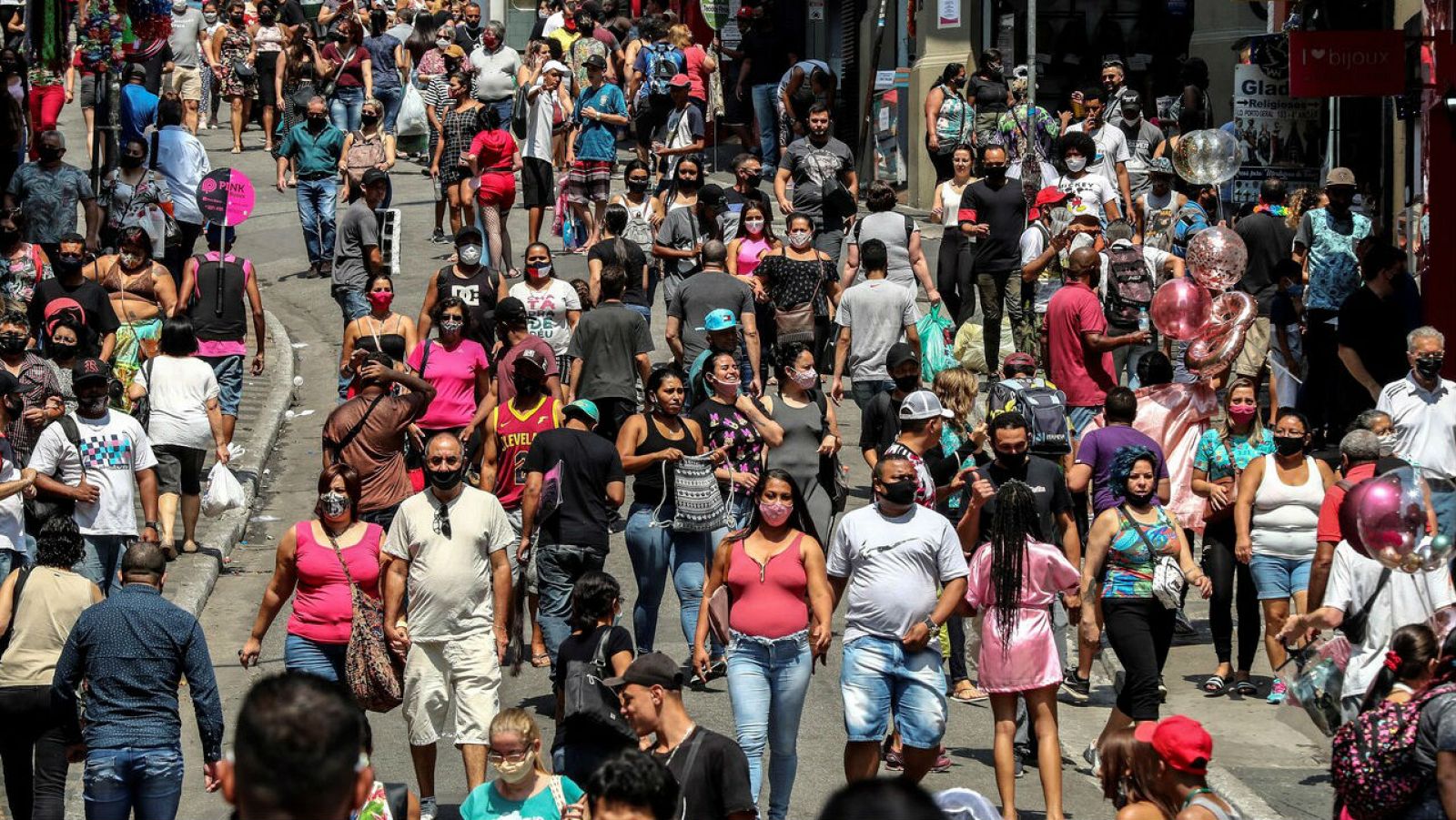 Decenas de personas caminan por una vía comercial, en el centro de Sao Paulo (Brasil).