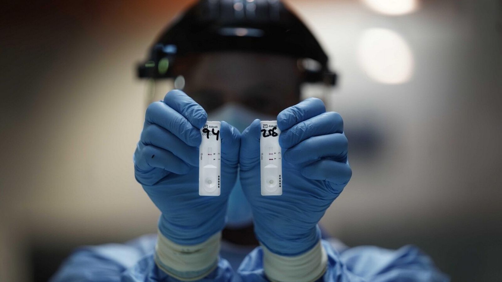 Un sanitario sostiene dos pruebas de test rápido de antígenos en Almodóvar del Río, Córdoba. EFE/Rafa Alcaide