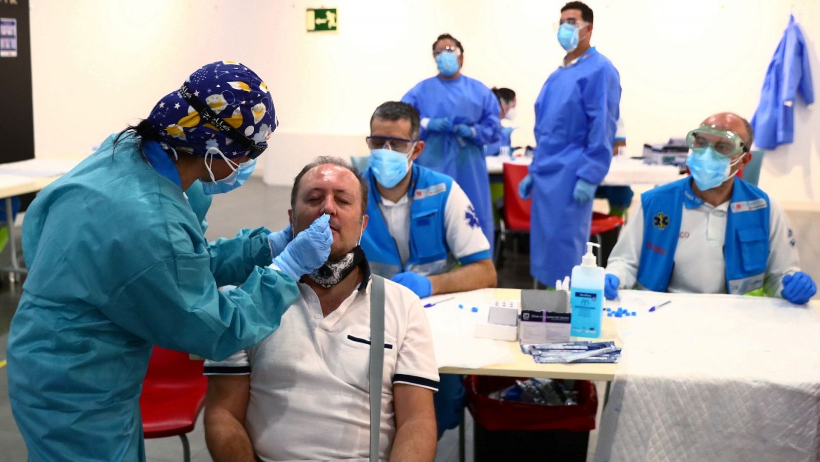 Personal sanitario haciendo un test del coronavirus en Madrid