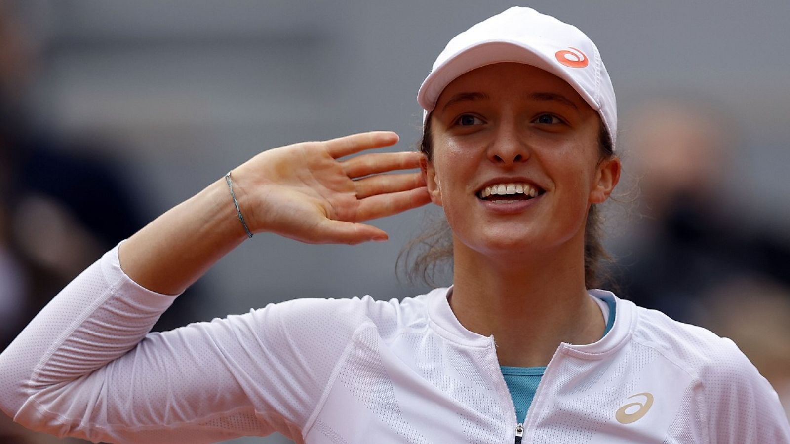 La tenista polaca Iga Swiatek celebra su trinfo en semifinales de Roland Garros ante Nadia Podoroska.