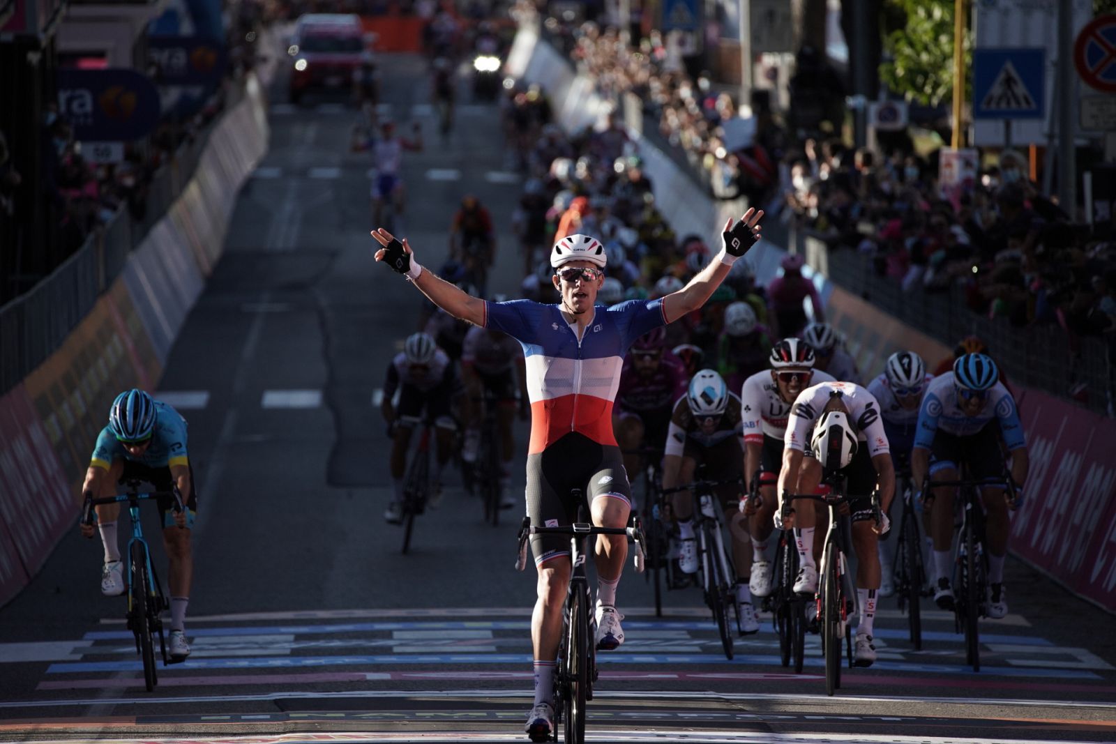 Imagen del francés Arnaud Demare durante el 'sprint' de la sexta etapa del Giro 2020.