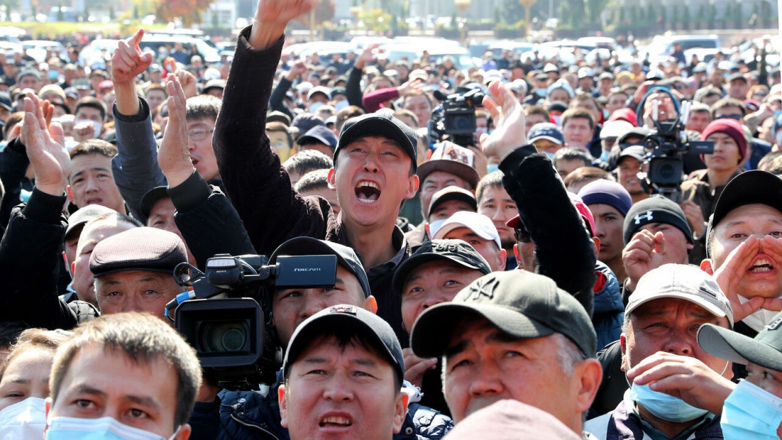 Los manifestantes se reúnen durante una manifestación para exigir el juicio político del presidente de Kirguistán, Sooronbai Jeenbekov, en la plaza central de Ala-Too en Bishkek, Kirguistán.
