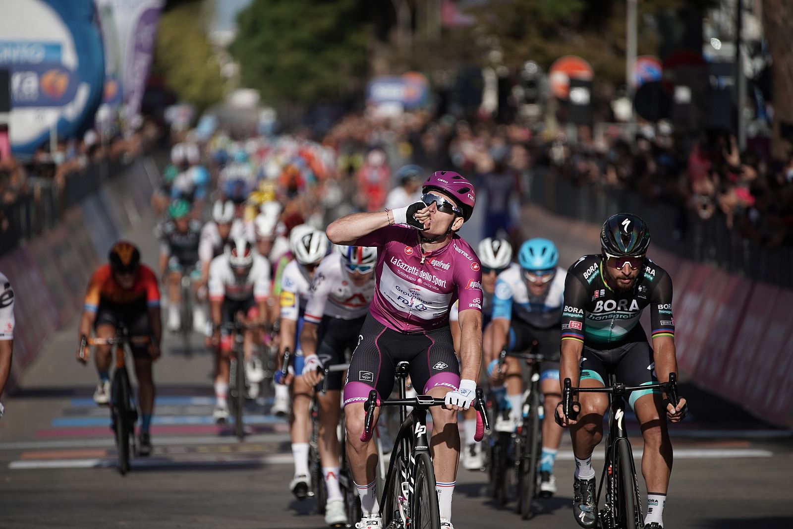 El francés Arnaud Démare (FDJ) se impone en la séptima etapa del Giro de Italia 2020.