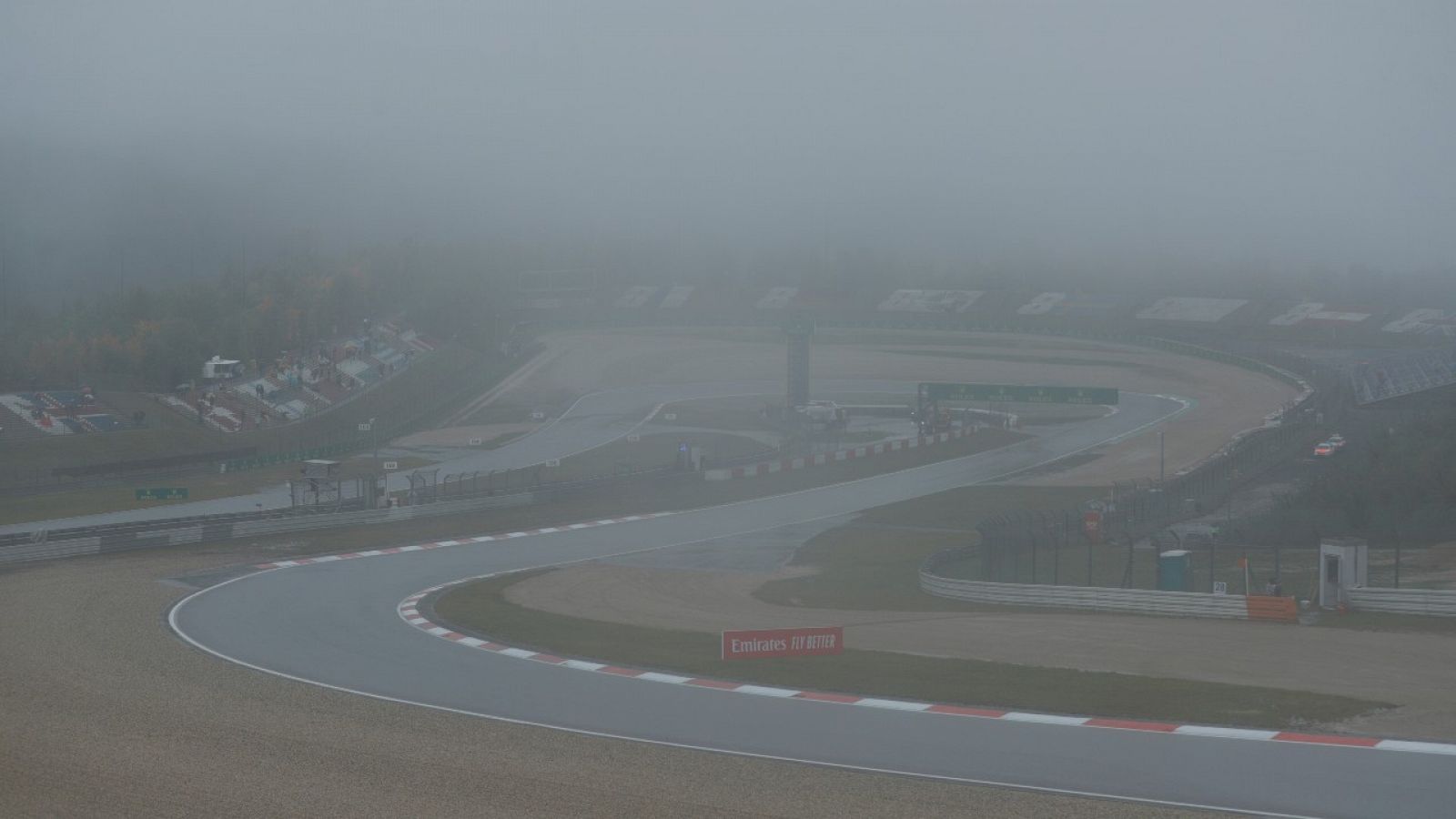 Imagen de la niebla en el circuito de Nürburgring druante el GP de Eiffel de F1.