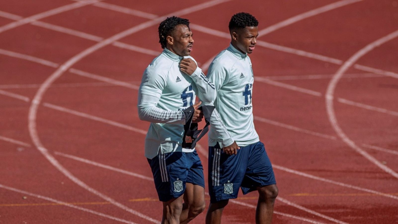 Los futbolistas de la selección nacional española Adama Traore (i) y Ansu Fati durante un entrenamiento.