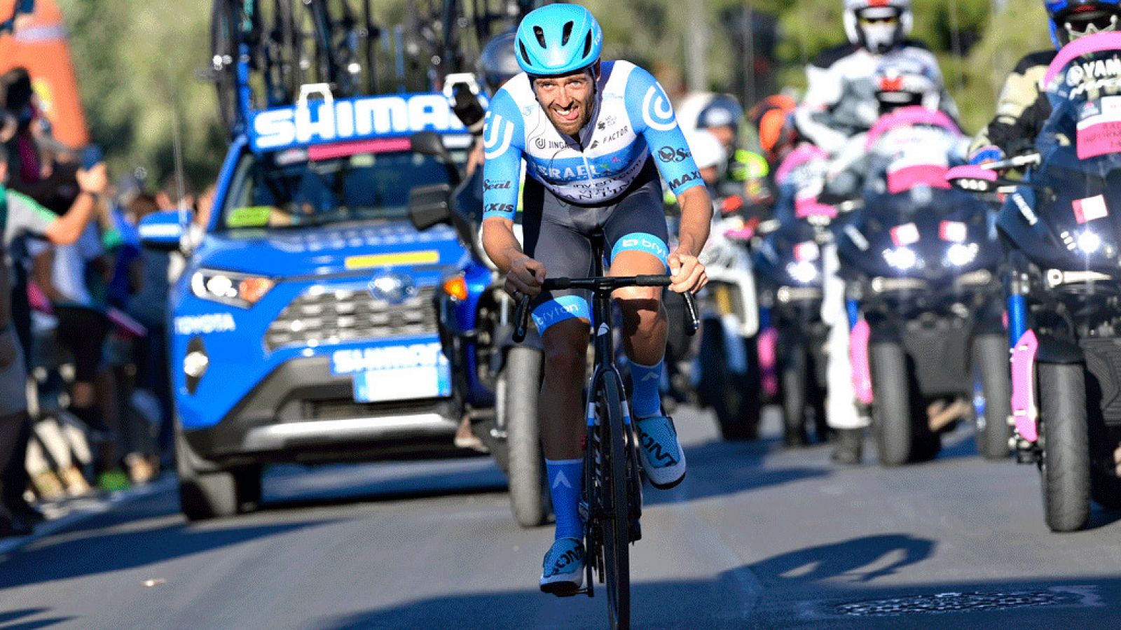 El ciclista británico Alex Dowsett (Israel Start-Up Nation) vence la octava etapa del Giro de Italia 2020.