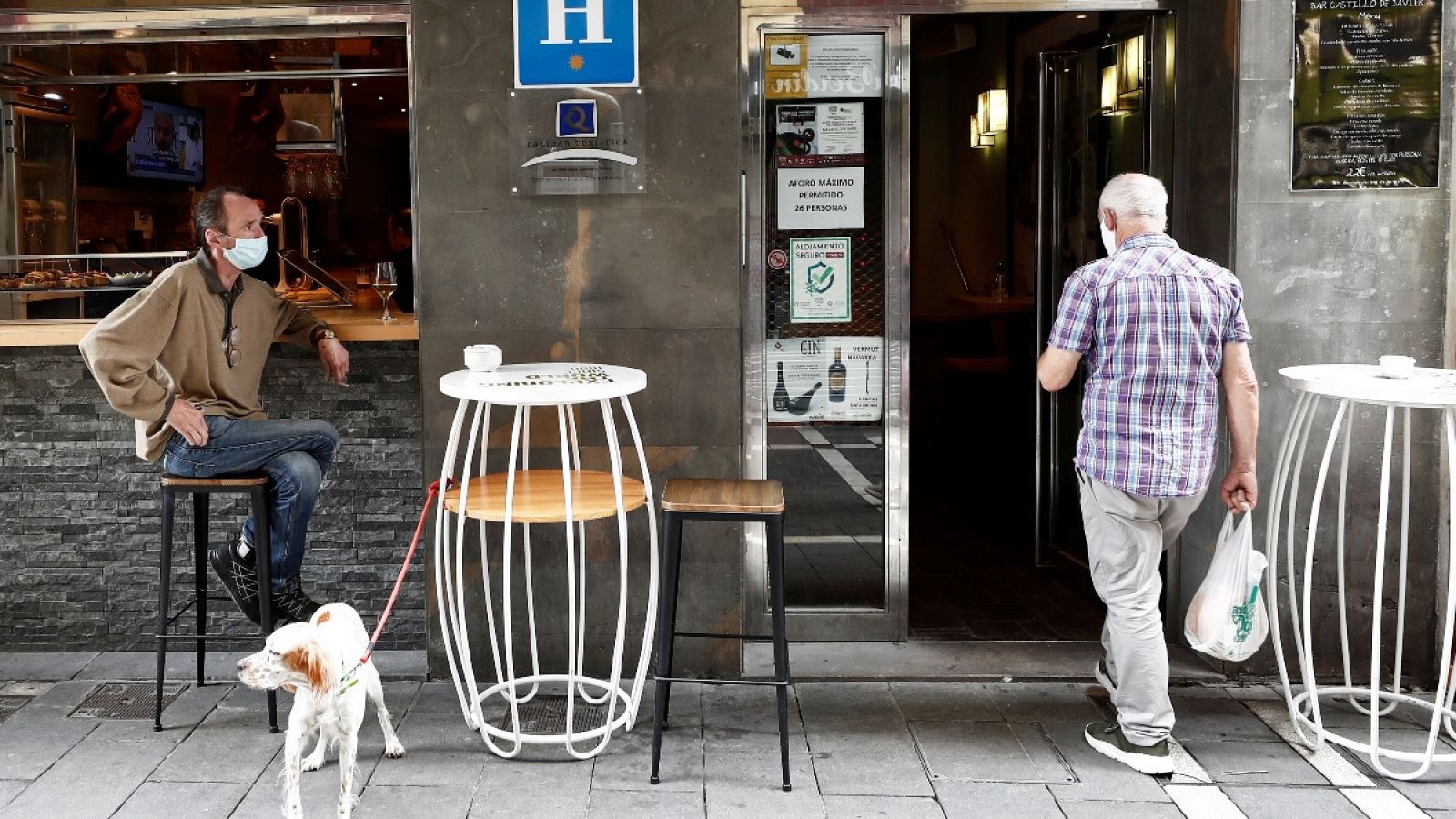 Un hombre entra en el bar de un hotel en Pamplona