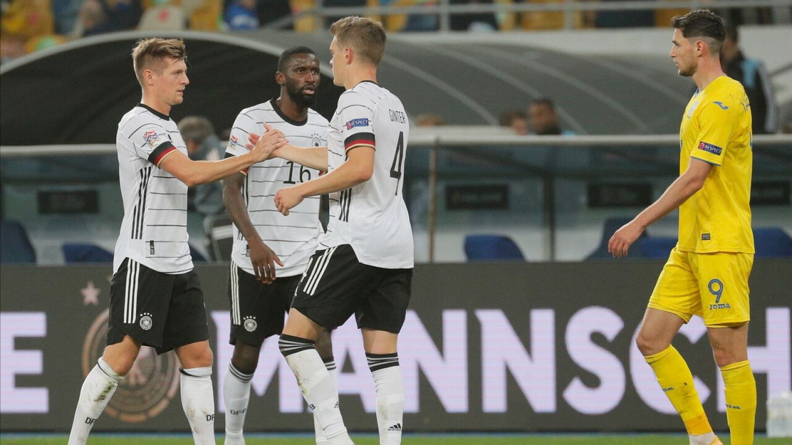 Jugadores de la selección alemana celebran un gol ante Ucrania.