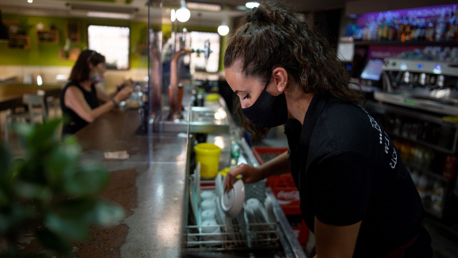 Una camarera trabaja en un bar en Toledo.