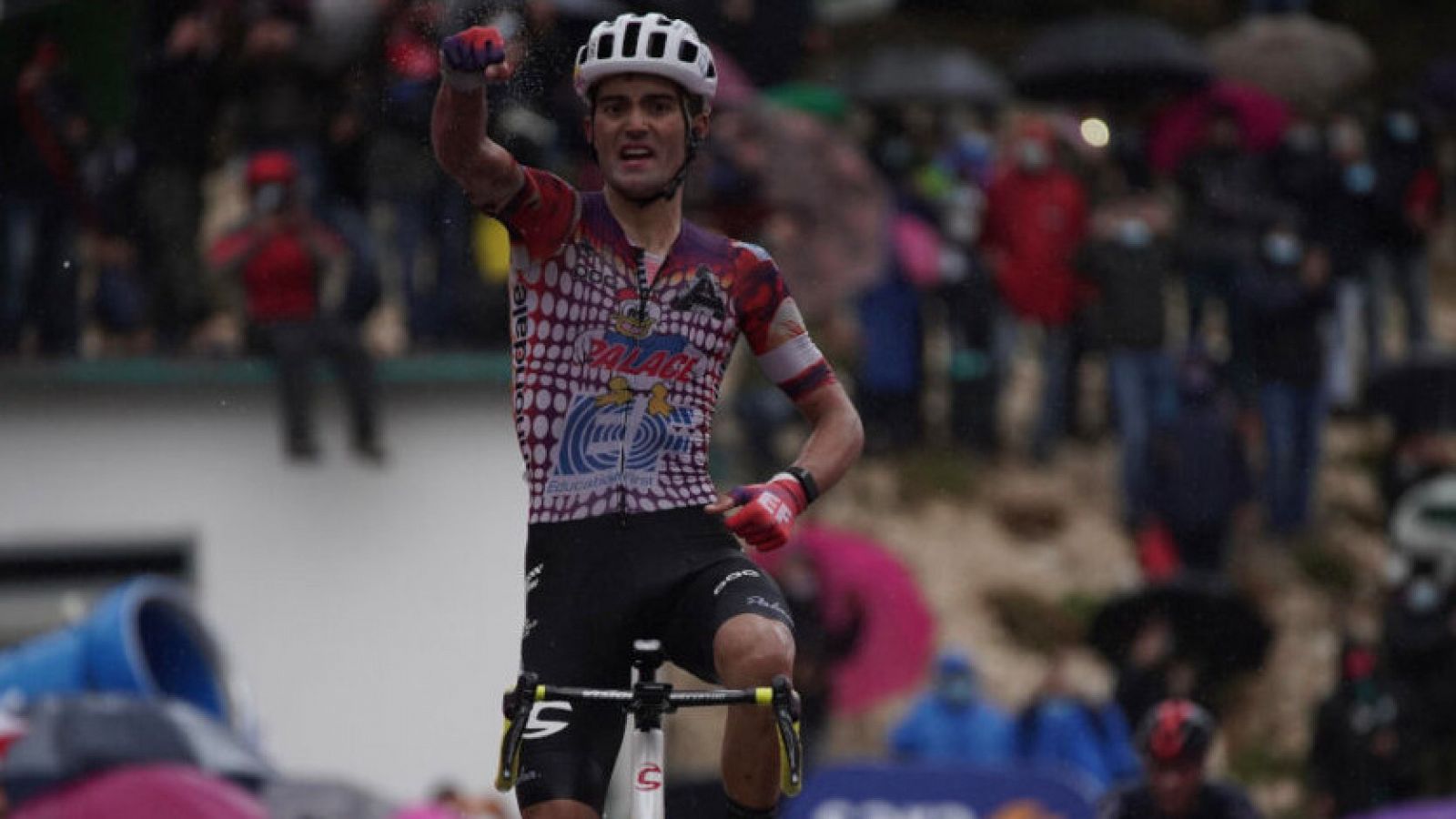 Guerreiro celebra su victoria en la novena etapa del Giro.