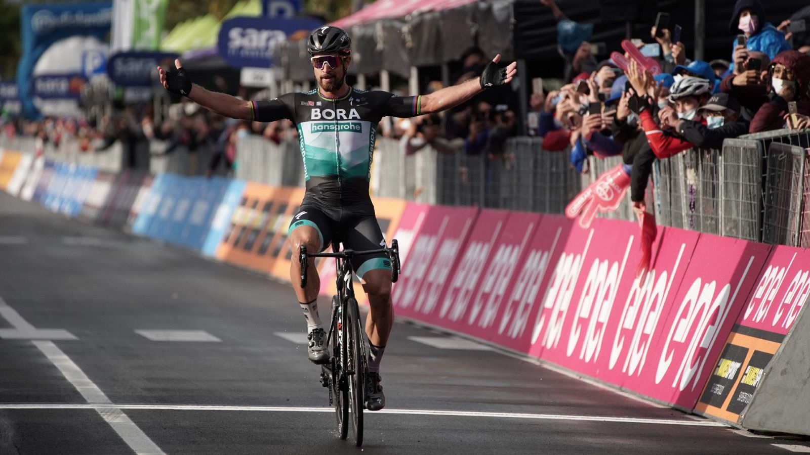 El eslovaco Peter Sagan (Bora Hansgrohe) celebra en meta su primer triunfo en el Giro de Italia 2020.
