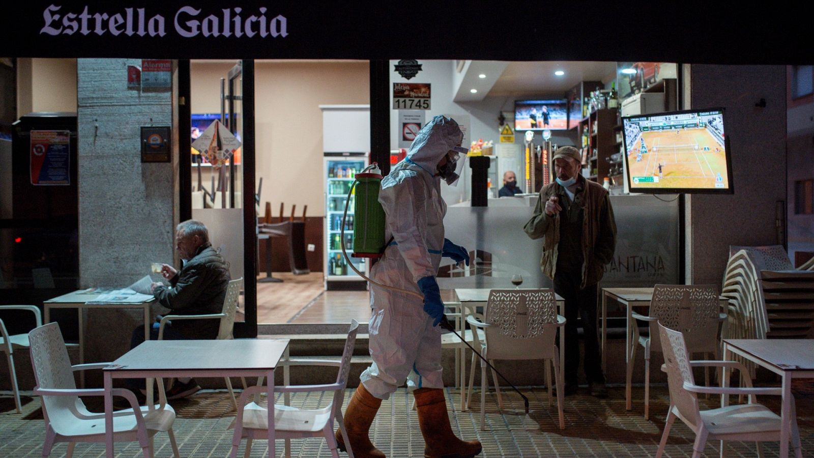 Un operario municipal desinfecta la calle en Ourense.