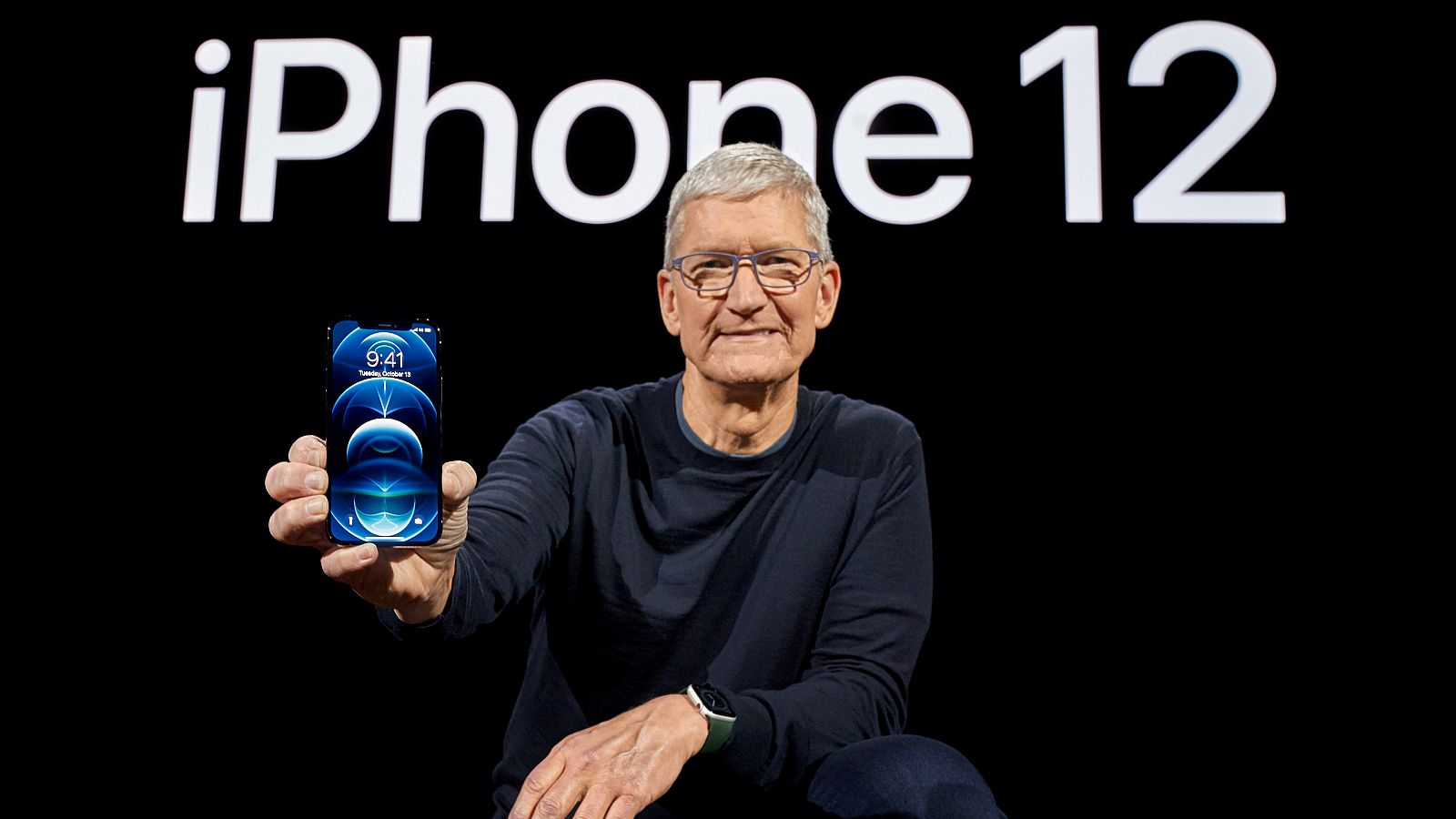 El director ejecutivo de Apple, Tim Cook, posa con el nuevo iPhone12 durante su presentación.