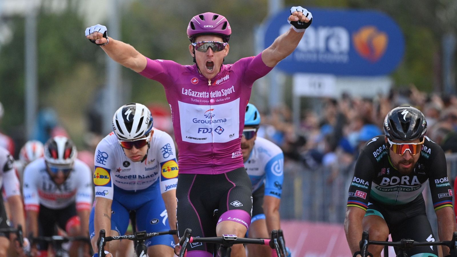 Arnaud Démare (FDJ) vence su cuarta etapa en Rimini.