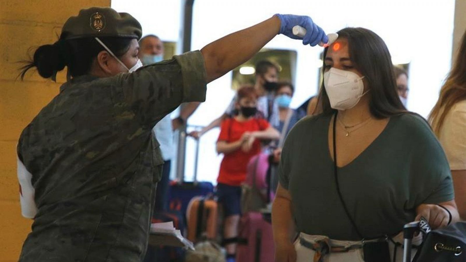 Una enfermera del Ejército toma la temperatura a los pasajeros del barco procedente de Málaga.