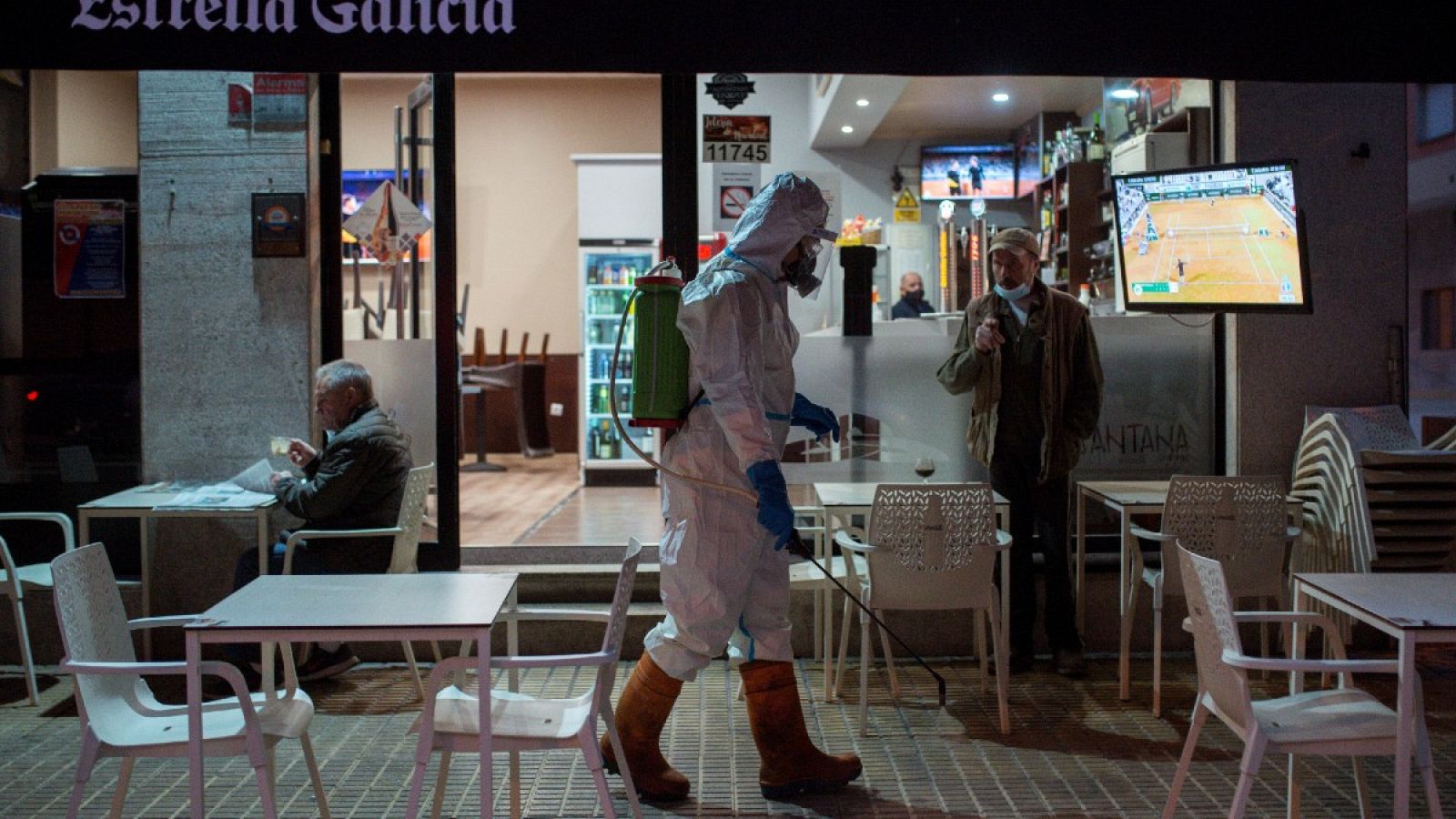 Un operario municipales realiza labores de desinfección por las calles de Ourense.