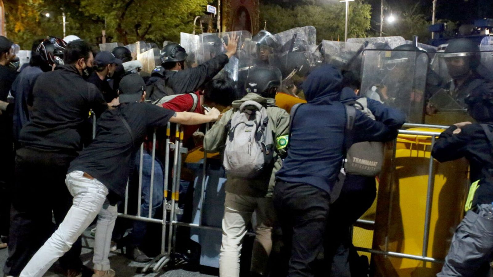 Manifestantes tailandeses se enfrentan a agentes de policía durante una protesta antigubernamental frente a la Casa de Gobierno en Bangkok, Tailandia.