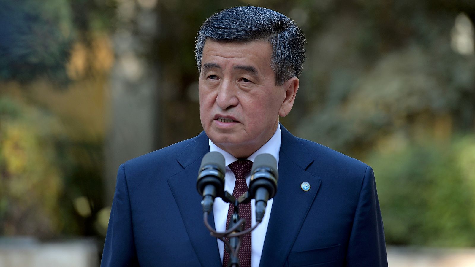 El presidente de Kirguistán, Sooronbai Jeenbekov, durante su comparecencia tras las polémicas elecciones parlamentarias del pasado 4 de octubre de 2020.