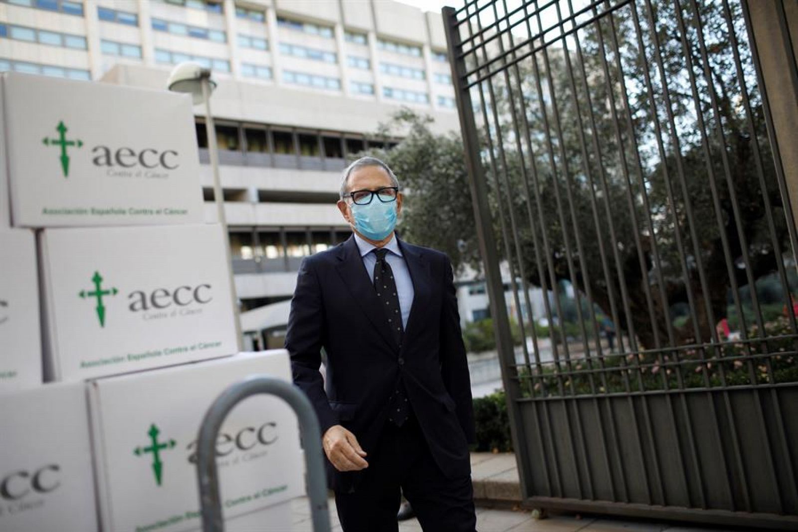 El presidente de la Asociación Española contra el Cancer (AECC), Ramón Reyes, fotografiado delante del Ministerio de Ciencia en Madrid