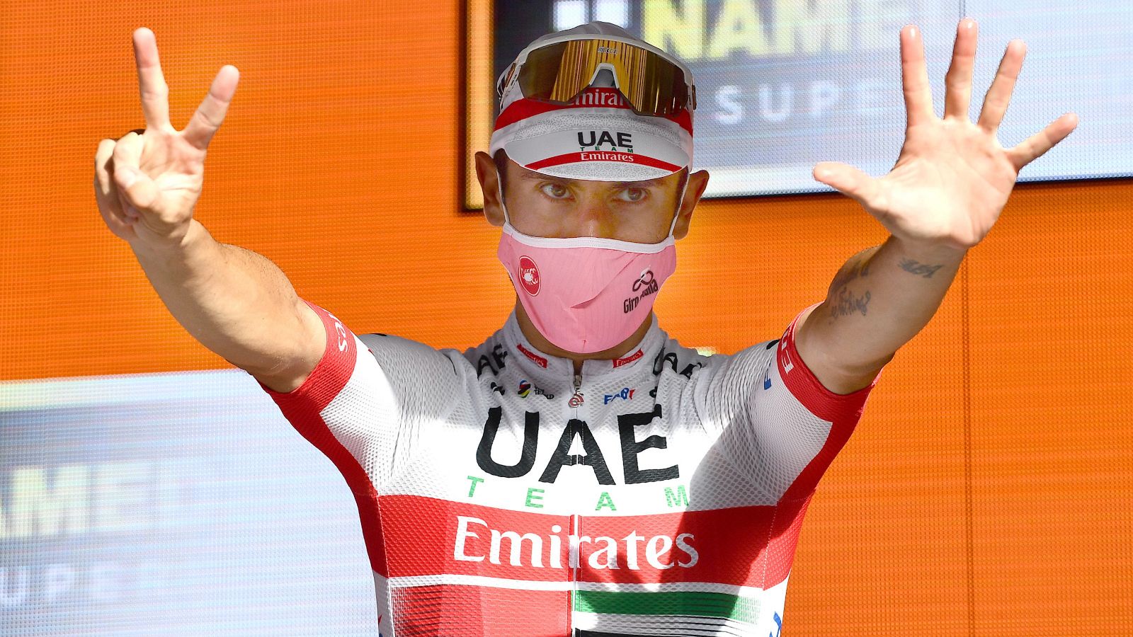 Ulissi celebra una victoria en el podio del Giro 2020
