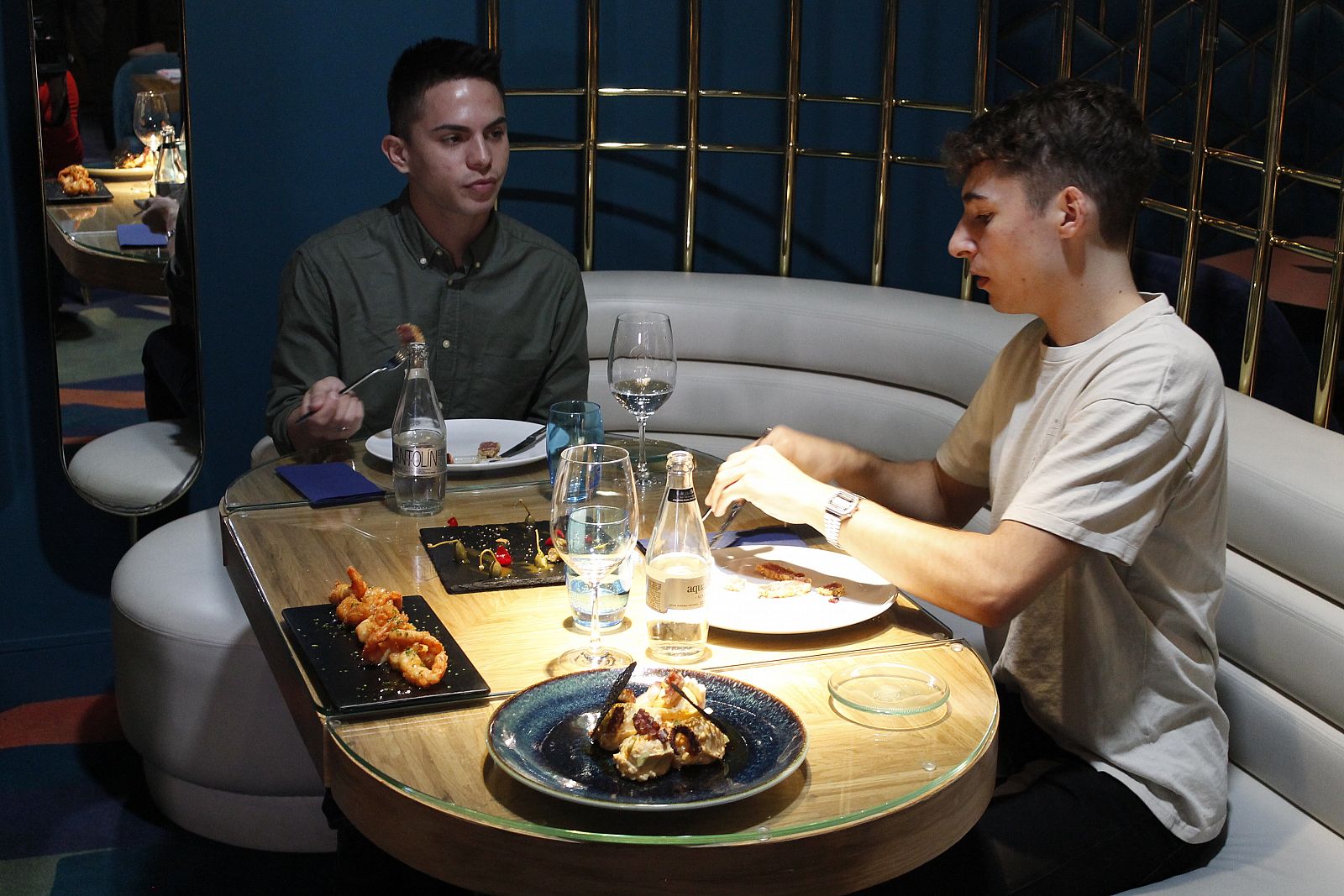 Dos clientes comen en un bar de copas reconvertido en Madrid