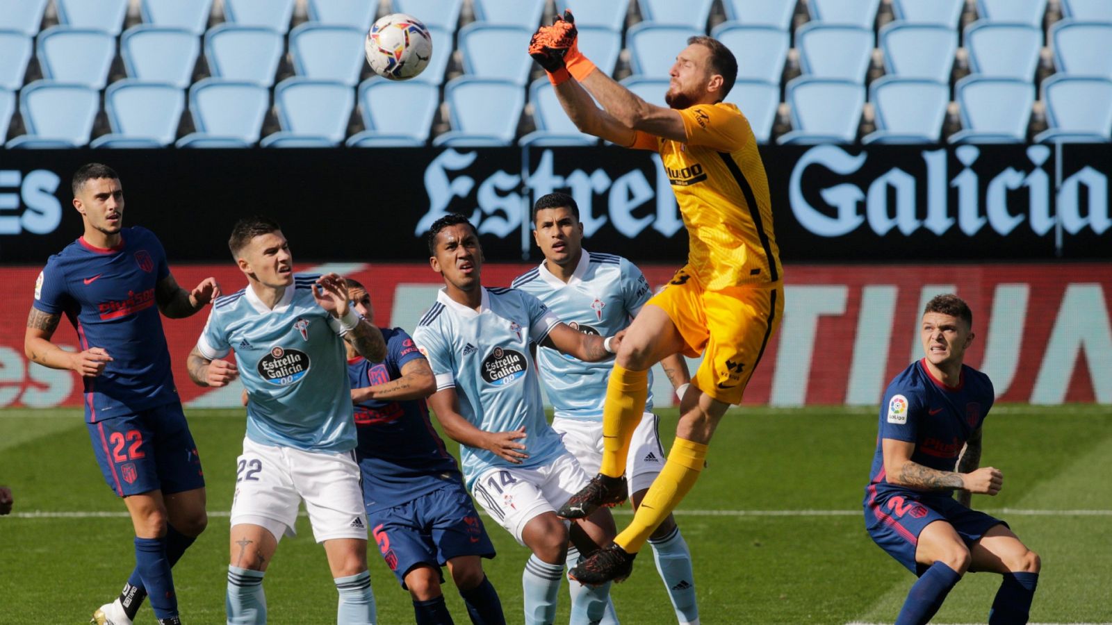 Oblak despeja de puños ante el Celta