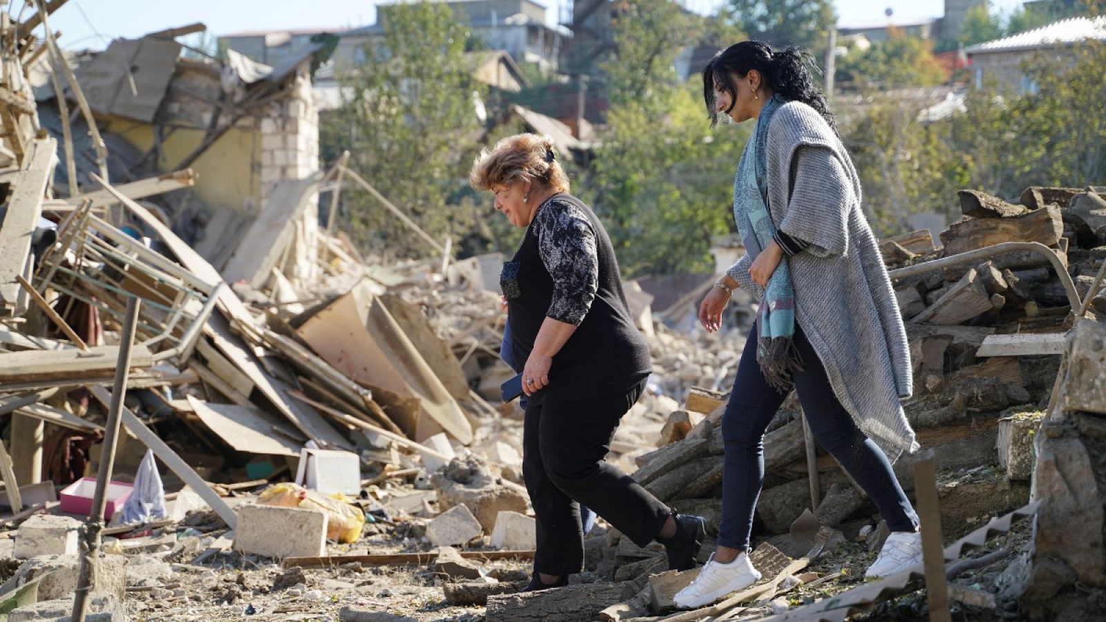 Dos mujeres caminan sobre los destrozos causados por las explosiones en Stepanakert (Nagorno Karabaj)